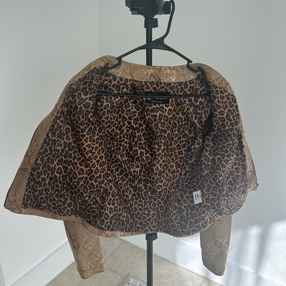 Leather jacket - Picture 9 of 12